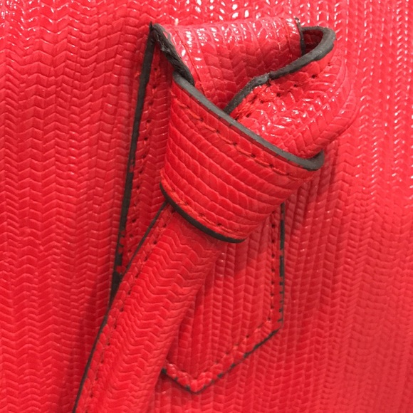 BEAUTIFUL RED SHOULDER BAG/MATCHES RED heels that I offer in my closet. 👠👠👠❤️ - Picture 2 of 8